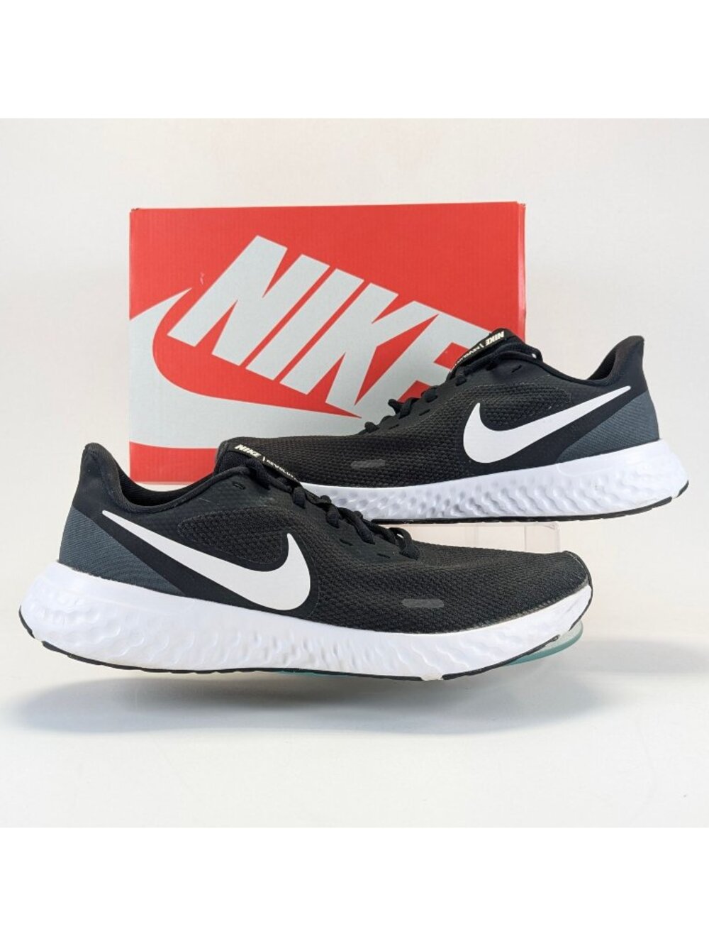 Nike Revolution 5 Men's Sneakers Size 11.5  Black White BQ3207-002 Running Shoes